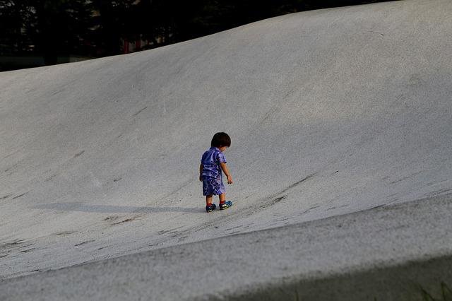 日本では子供の歩き方が違う
