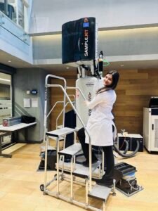 Dr. Pınar Şengül an einem Bruker-AVANCE-IVDr-NMR-Spektrometer