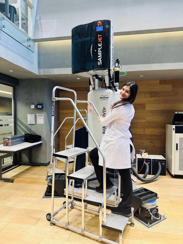 Dr Pınar Şengül at a Bruker AVANCE IVDr NMR spectrometer