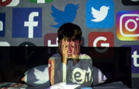 Le rapport mondial sur le bonheur 2026 pointe les réseaux sociaux comme facteur de mal-être chez les jeunes