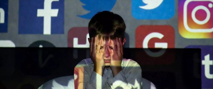 Le rapport mondial sur le bonheur 2026 pointe les réseaux sociaux comme facteur de mal-être chez les jeunes