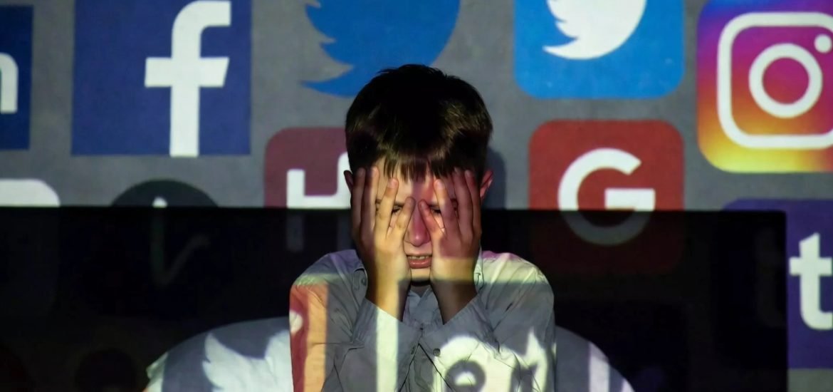 Le rapport mondial sur le bonheur 2026 pointe les réseaux sociaux comme facteur de mal-être chez les jeunes