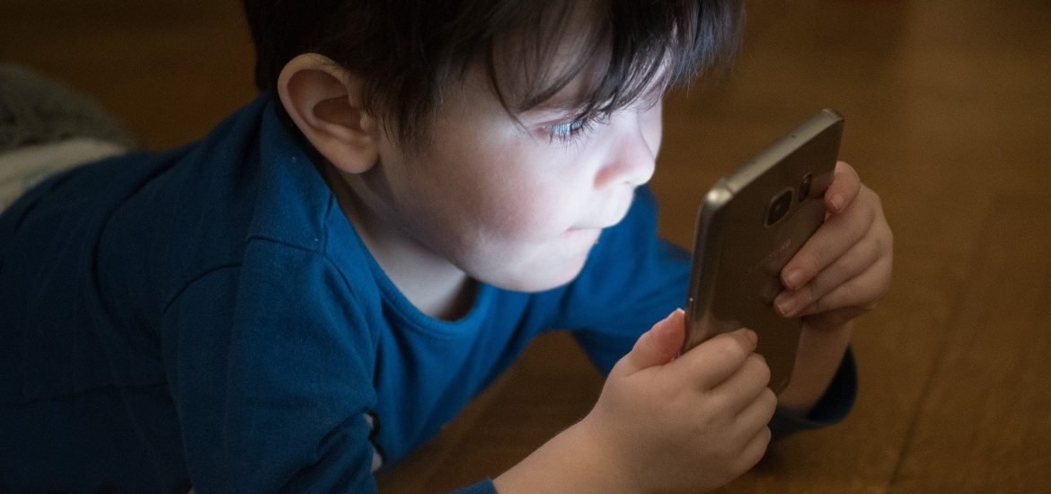 Touchscreens make toddlers more easily distracted