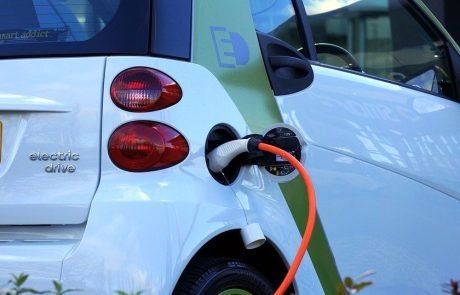 Cheap charges for electric cars as a way to prevent traffic congestions