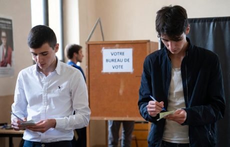 Au Royaume-Uni, les matières étudiées au lycée influencent les choix politiques à l&rsquo;âge adulte