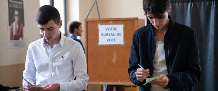Au Royaume-Uni, les matières étudiées au lycée influencent les choix politiques à l&rsquo;âge adulte