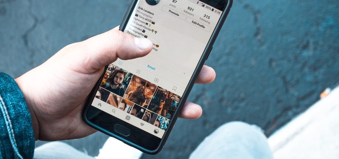 Too Much Instagram Could Change How Your Brain Recognizes Your Own Face