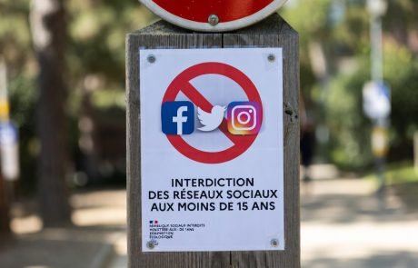 La France interdit les réseaux sociaux aux moins de 15 ans, première en Europe