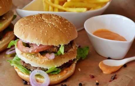 Studien belegen: Junkfood stört den Tiefschlaf