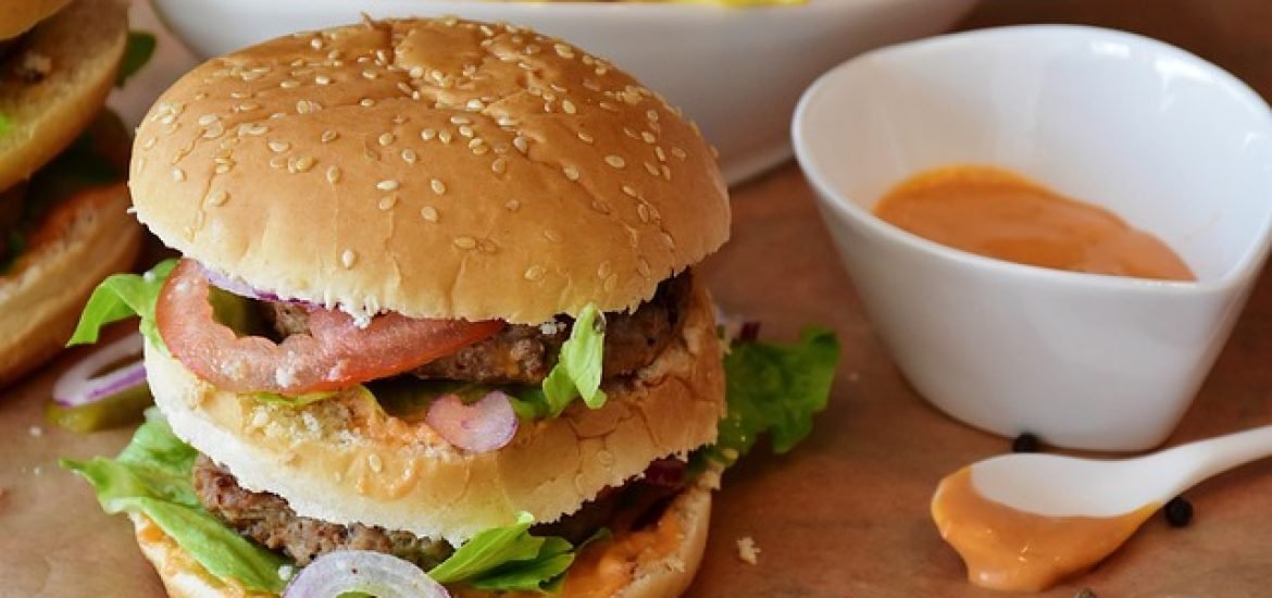 Studien belegen: Junkfood stört den Tiefschlaf