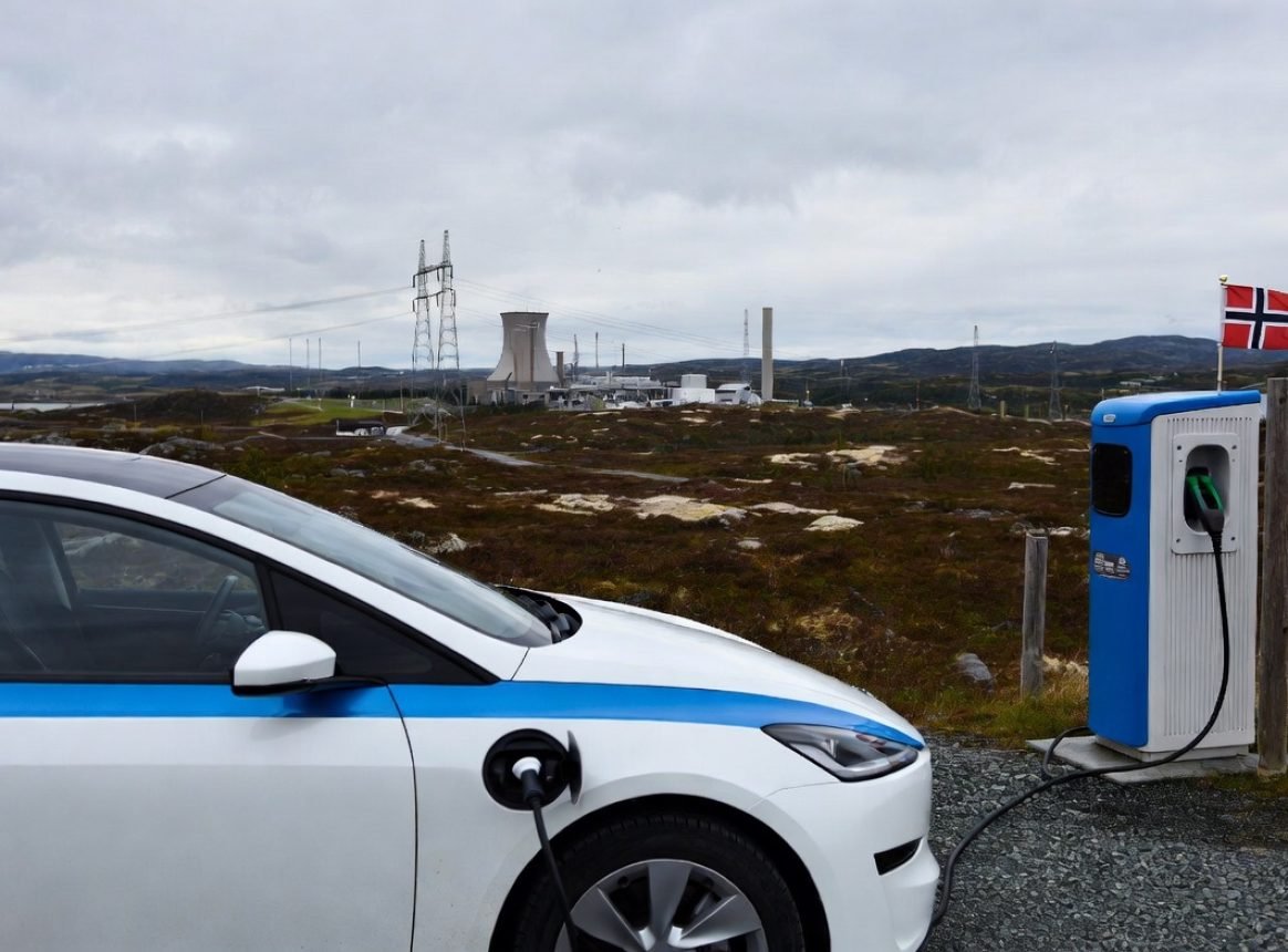 Mobilité: la Norvège frôle le tout électrique en matière d’acquisition en 2025