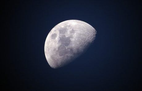 Deutlich mehr Wasser auf dem Mond als bisher angenommen