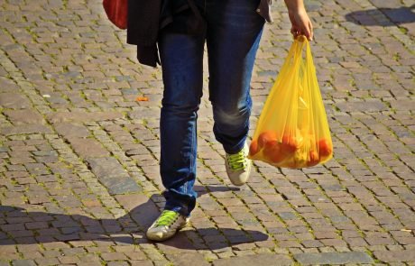 Les taxes sur les sacs en plastique n’atteignent pas leur objectif