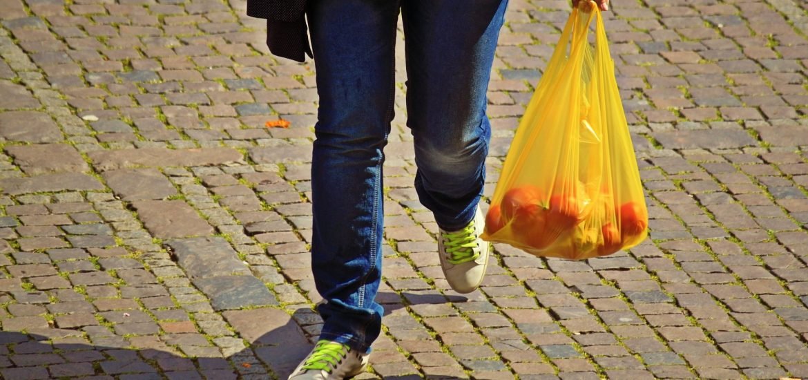 Les taxes sur les sacs en plastique n’atteignent pas leur objectif