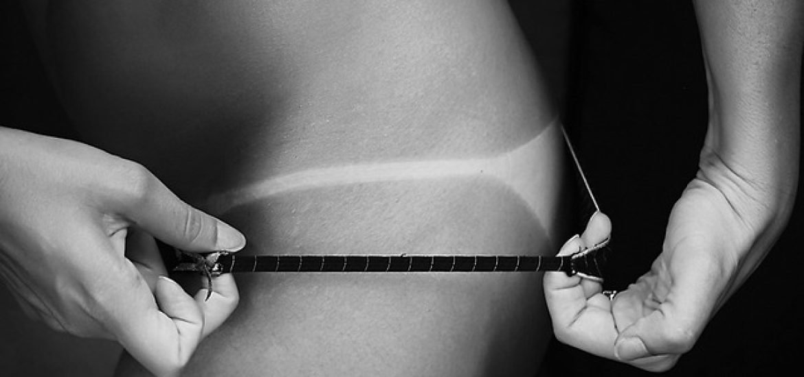 „Es gibt keine gesunde Bräune“: Junge Erwachsene glauben häufiger an Mythen zum Sonnenschutz