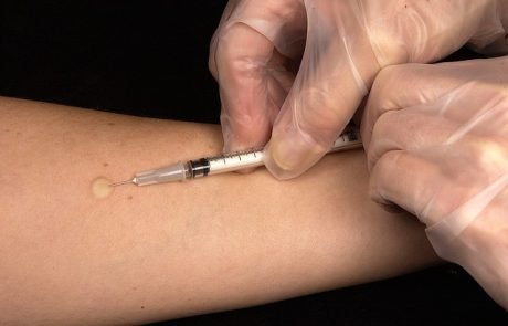 Impfung stärkt angeborene Immunität bei Menschen: wie schlafende Immunzellen aktiviert werden