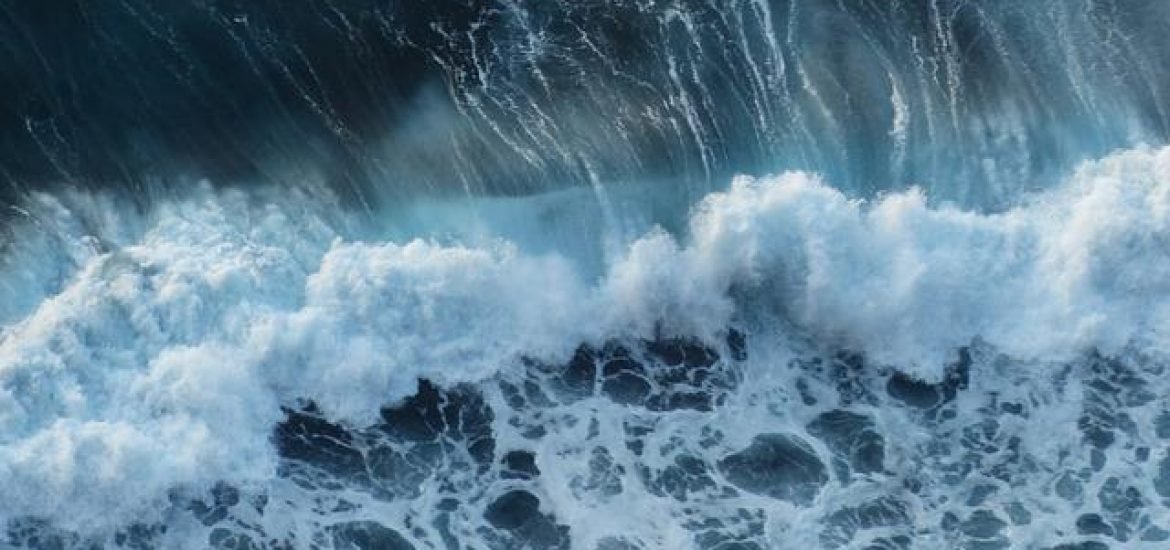 Wie Wellen brechen: MIT-Forscher entschlüsseln die Komplexität sich bewegender Gewässer mittels KI